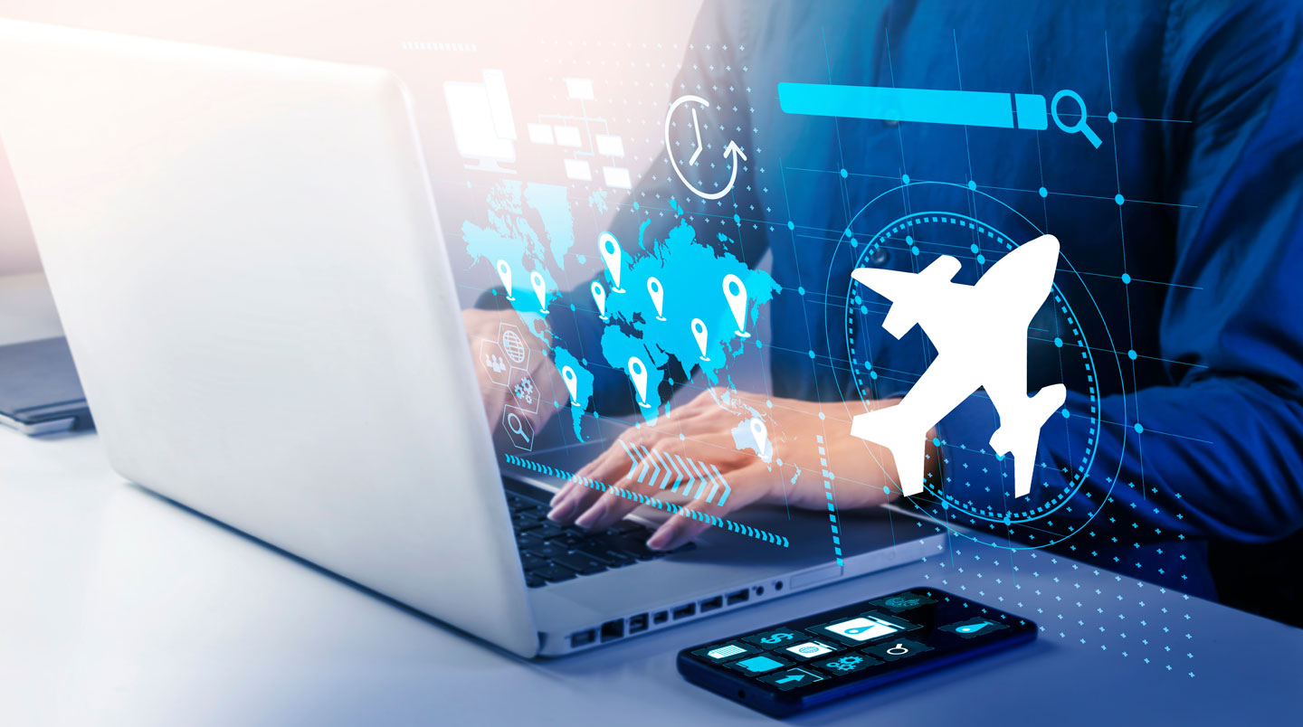 Gros plan sur des mains tenant une tablette avec écran totalement flouté, posée sur une table en bois clair avec une tasse de café, lumière naturelle latérale