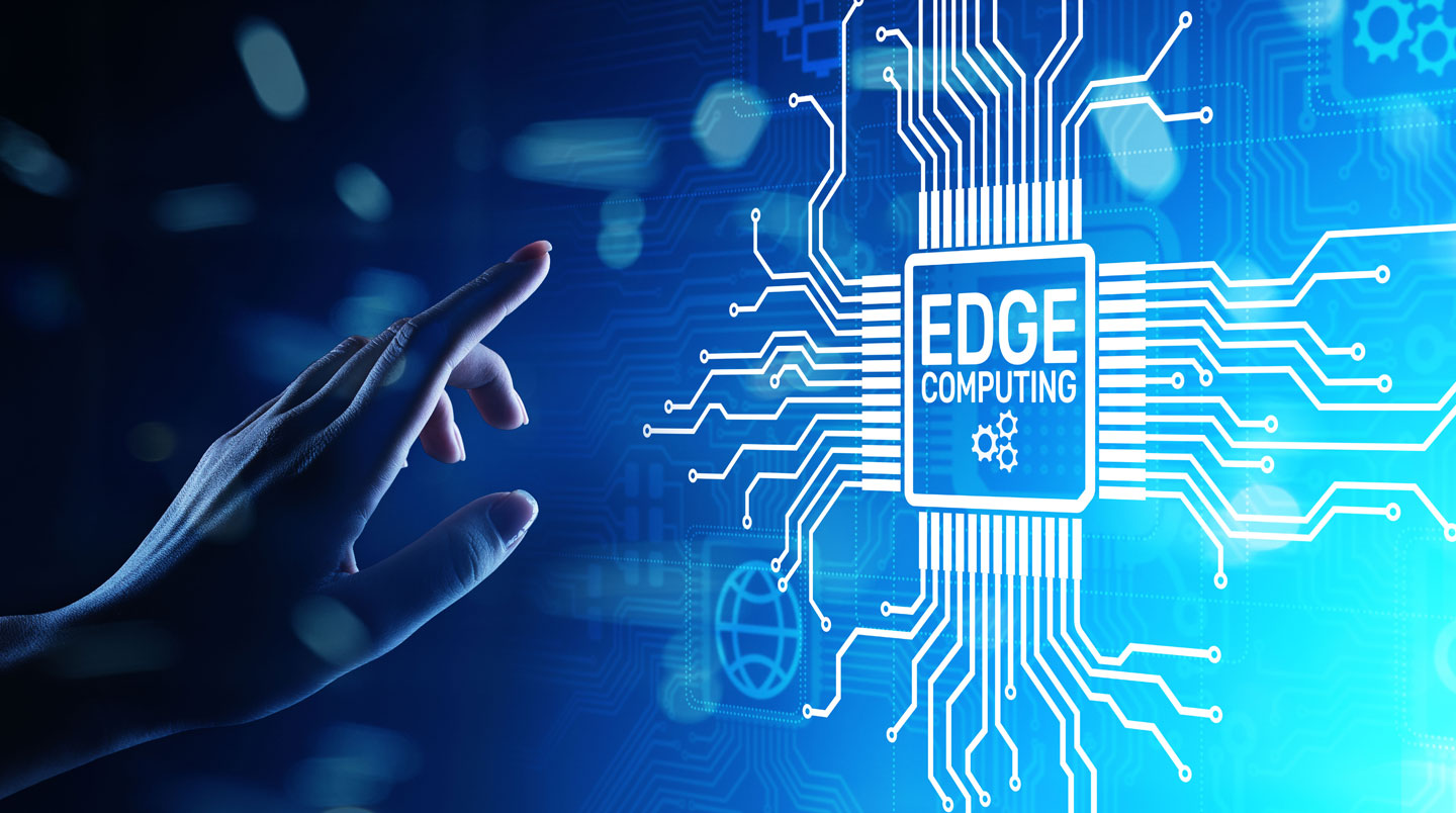 Technicien configurant un nœud de calcul Edge dans un atelier de production industrielle